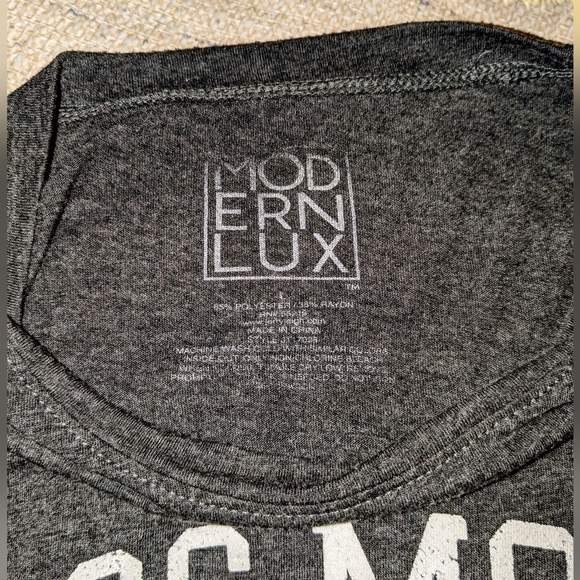 Modern Lux "Dog Mom" Tee 🐶🐾 - Picture 3 of 3